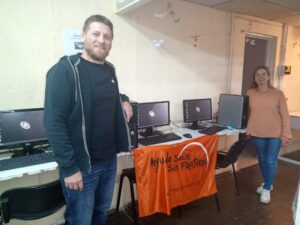 Estudiantes posando junto a las computadores donadas por la Fundación Ayuda Social sin Fronteras